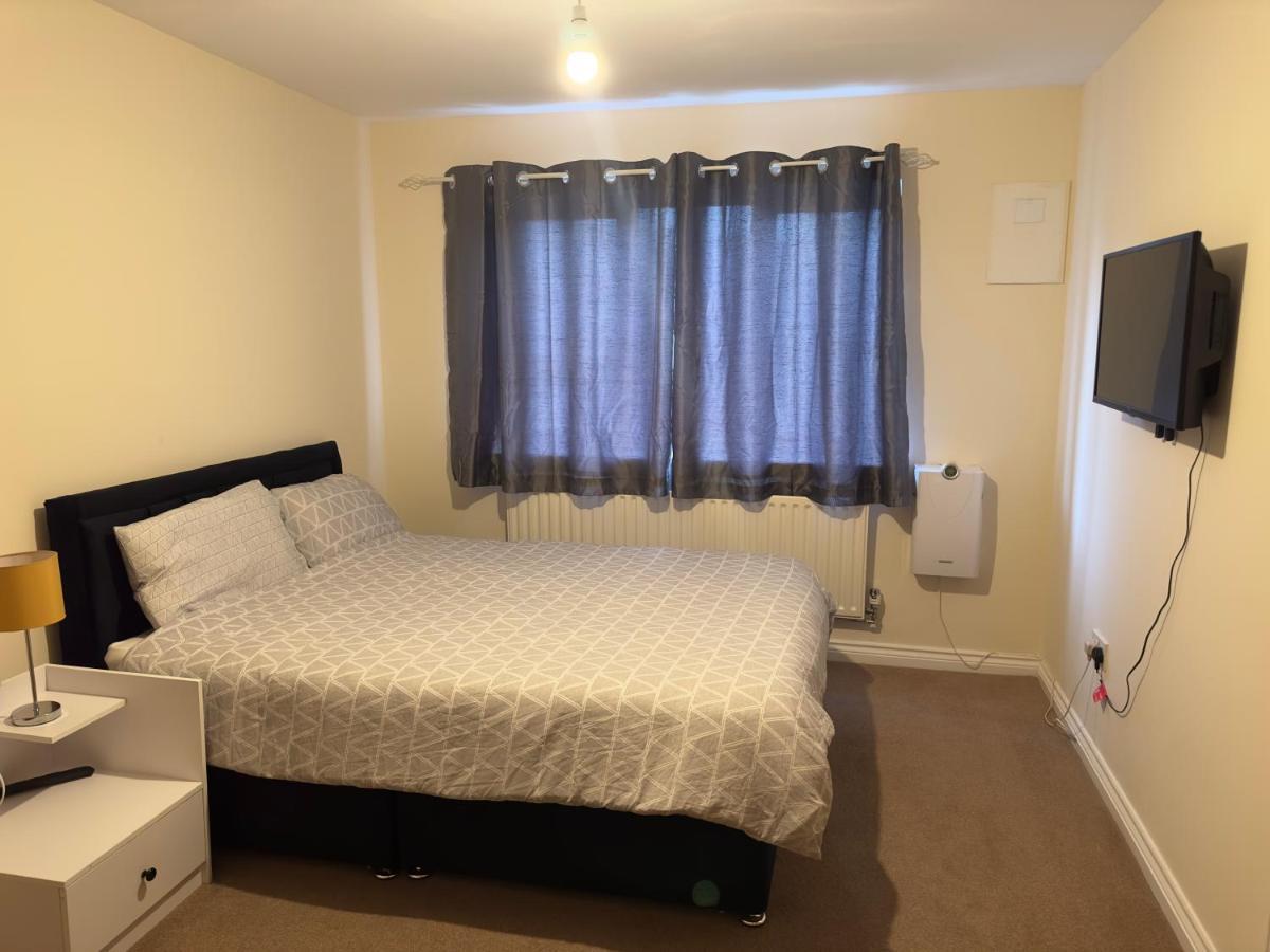 Lovely 2 Bedroom Family Holiday Home Thamesmead  Buitenkant foto