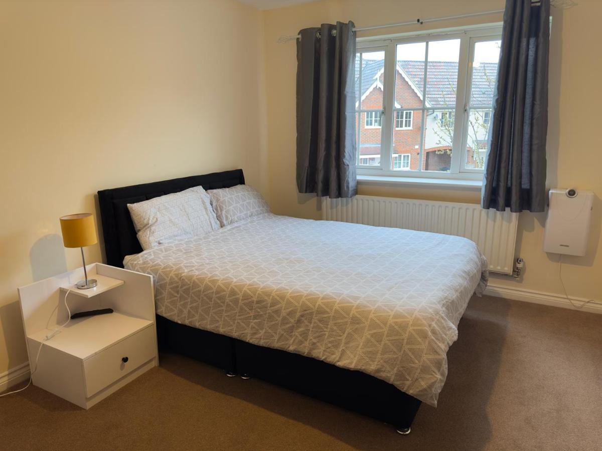 Lovely 2 Bedroom Family Holiday Home Thamesmead  Buitenkant foto