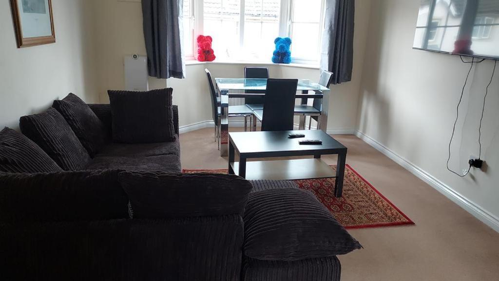 Lovely 2 Bedroom Family Holiday Home Thamesmead  Buitenkant foto